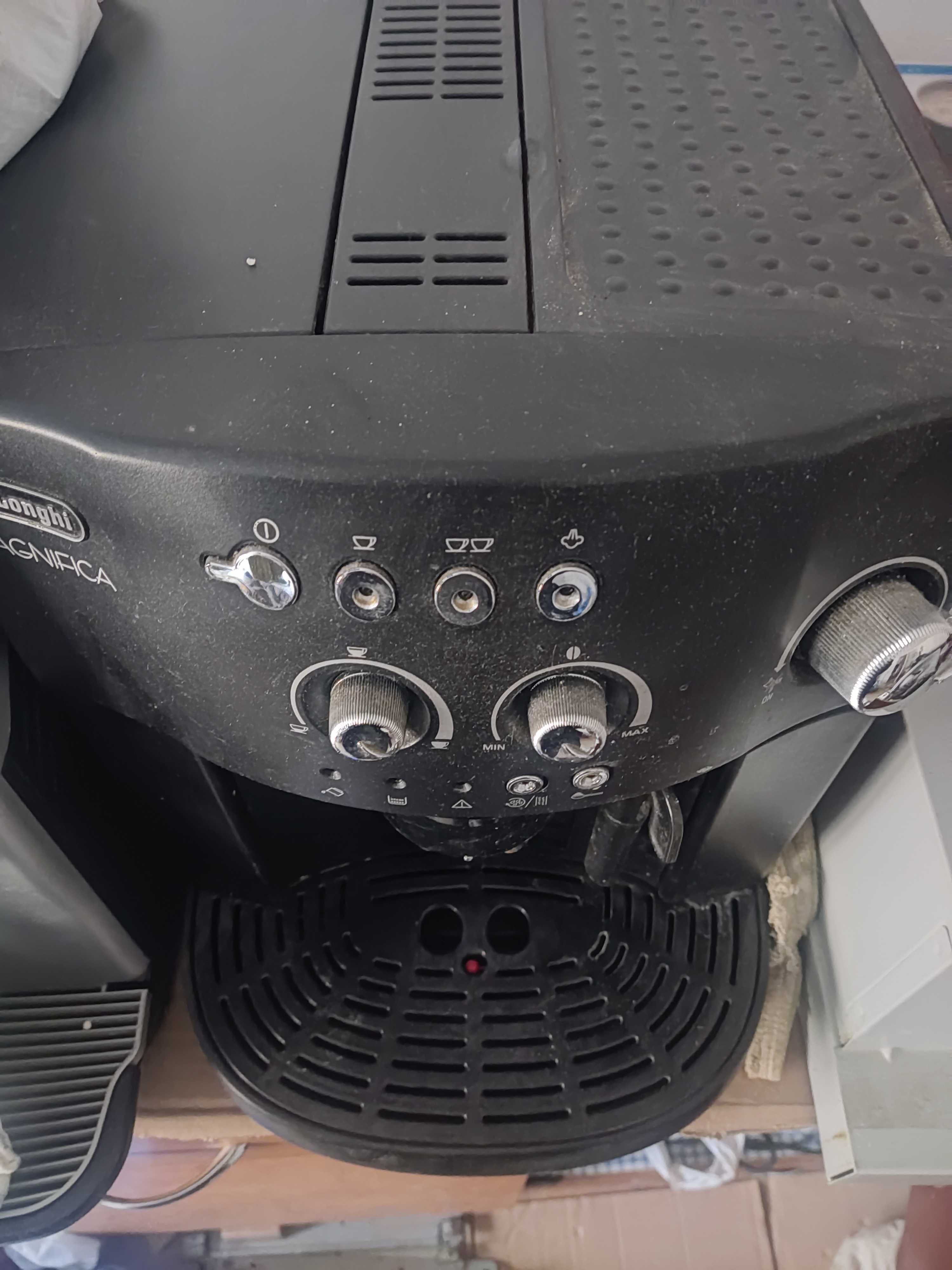 Expresor  masina de cafea automata  Delonghi Magnifica ESAM 4000B