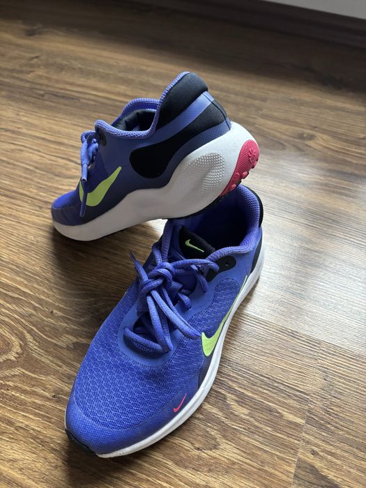 Vand adidasi Nike fete