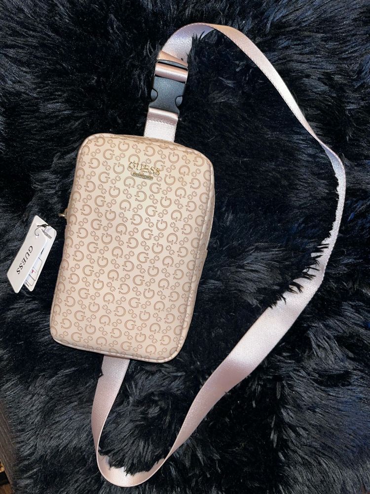 Borsetǎ Guess noua