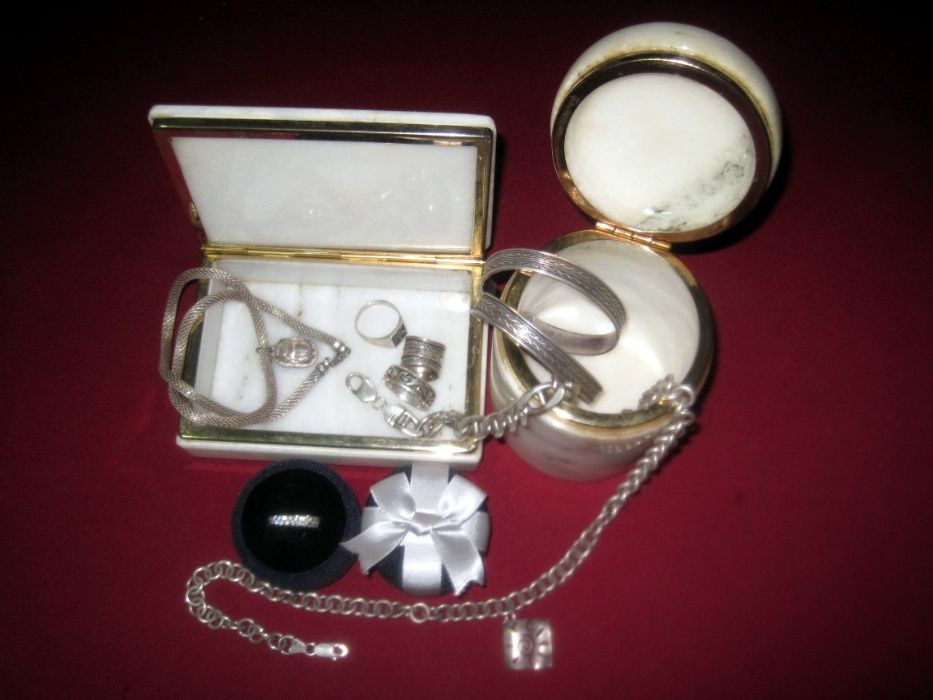 Мраморна кутия, сейф, лот сребро, гривни, пръстени, бижута, кутийка