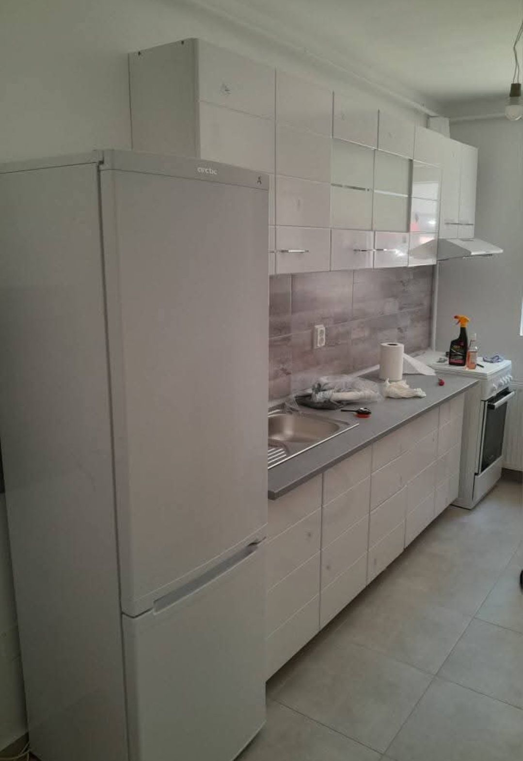 Vând ap 2 camere confort 1, bucătărie închisă