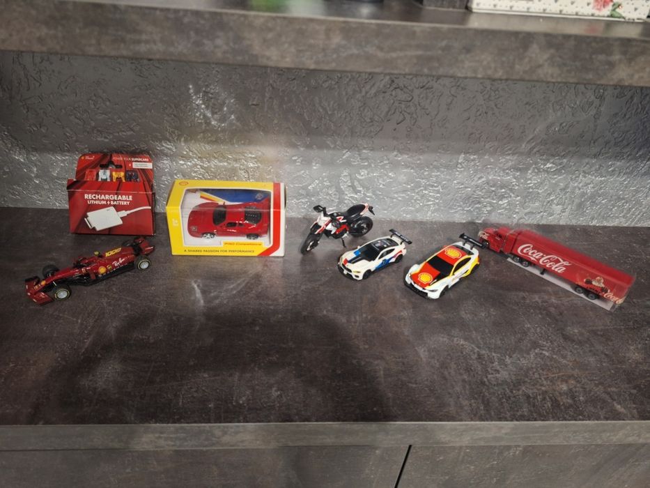 Колички в мащаби  Ferrari , камионче Кока кола