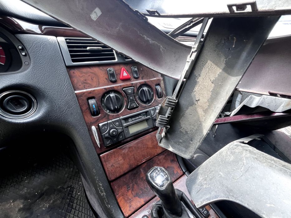 Mercedes-Benz E200--   1500€