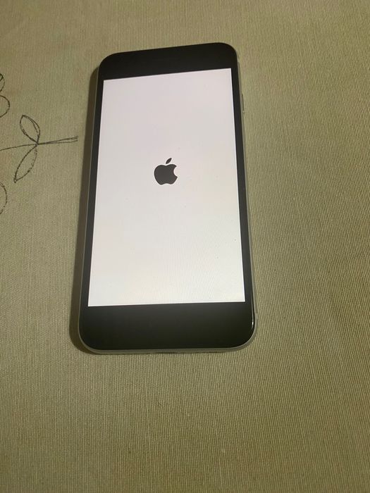 iPhone 8 -64GB ,зарядно,не е заключен