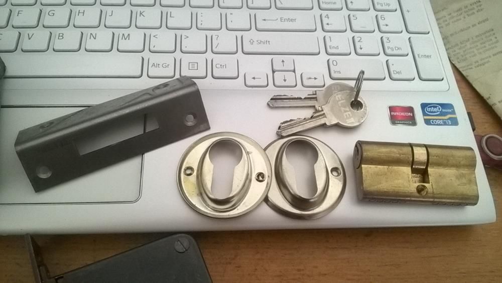 Yale Elzett completa, cu butuc