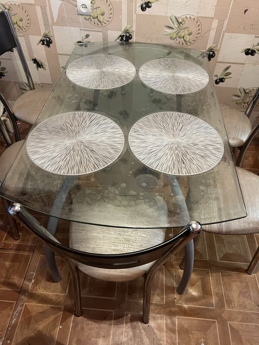 Стол и стулья. Стекляный стол и 5 стульев.