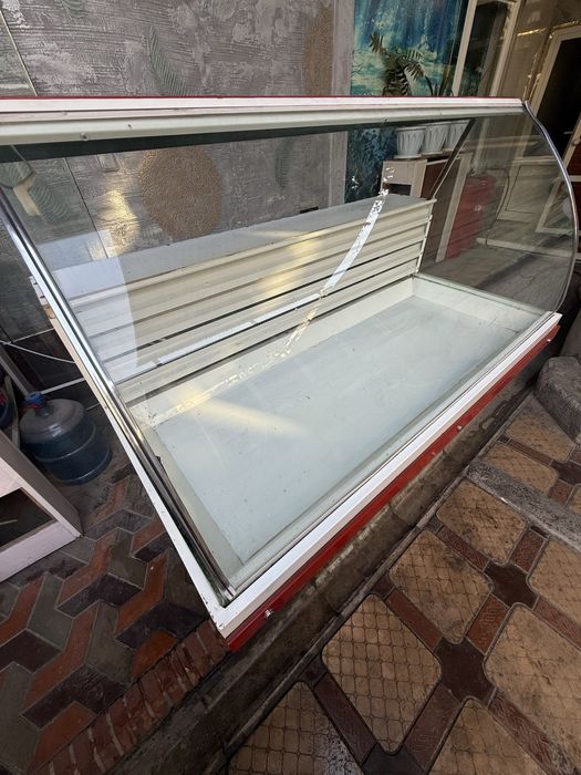 Продается витринный холодильник