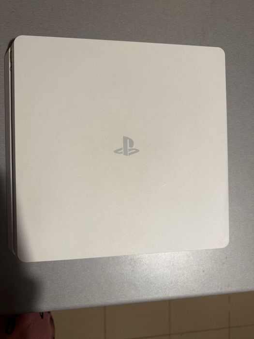 PlayStation 4 + 2 джойстика и подарък 2 игри