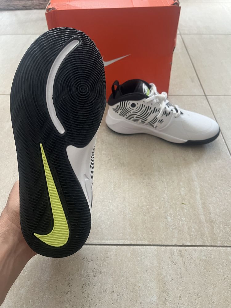 Нови баскетболни обувки Nike - Team Hustle размер 36.5