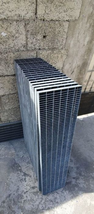 Vând trepte zincate metalice dacă va interesează sunaț la Nr de telefo