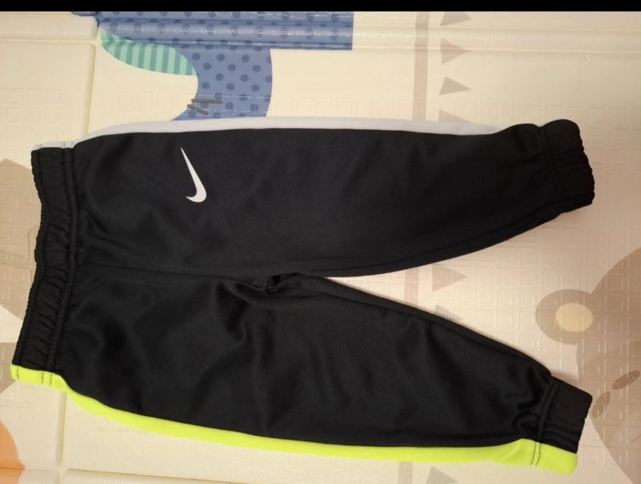 Vând pantaloni Nike 80-86