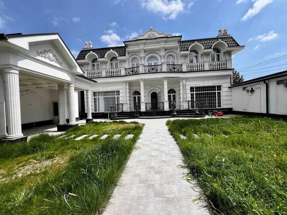 Сдаётся новый Евродом в хай тек стиле на Никитина