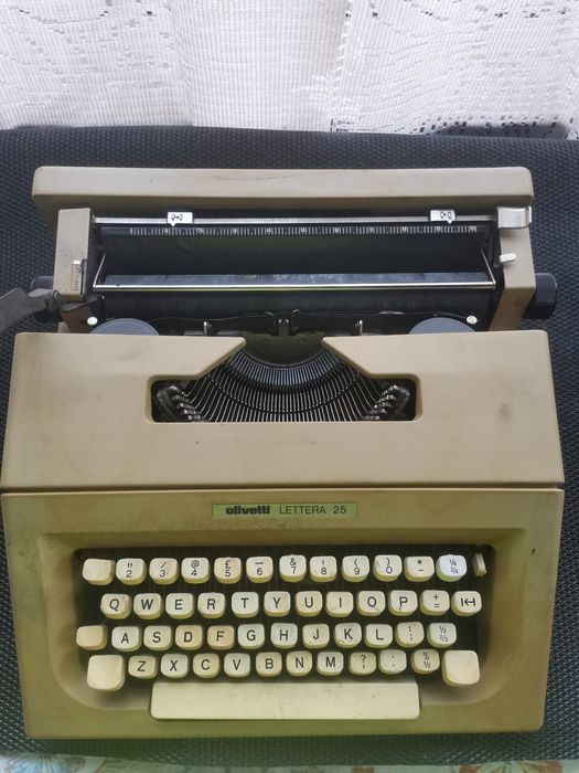 Masina de scris Olivetti Lettera 25