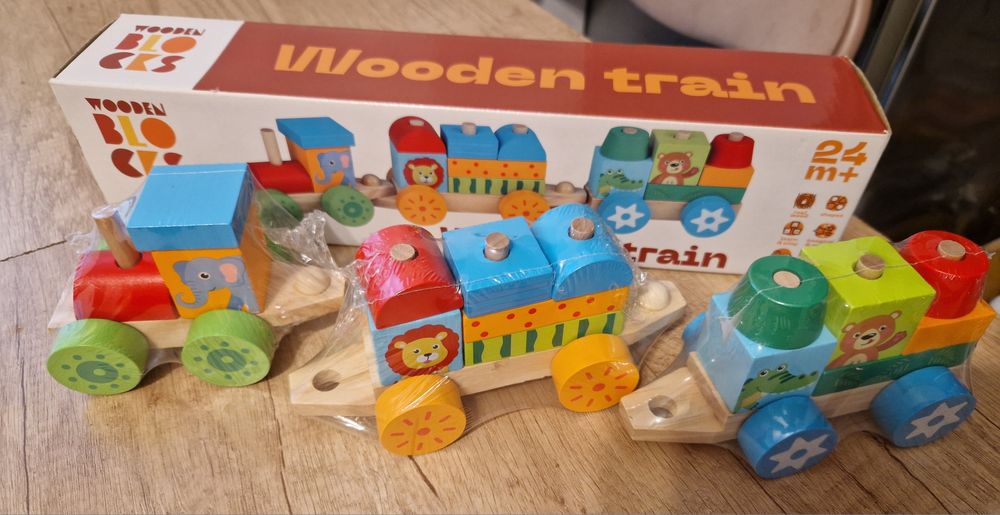 Trenulet de lemn nou cu cuburi de stivuit