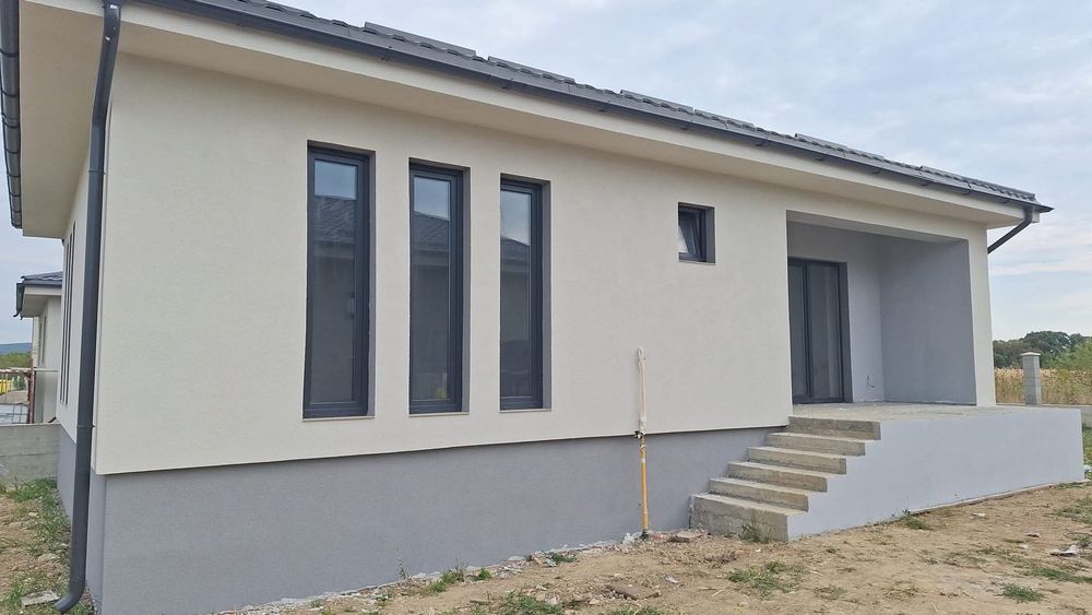 Case modulare pe structură metalică rezistentă izolate cu panouri