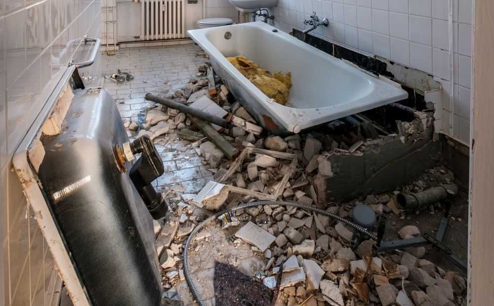 Къртене бани кухни стени плочки бетон строителни отпадъци кърти