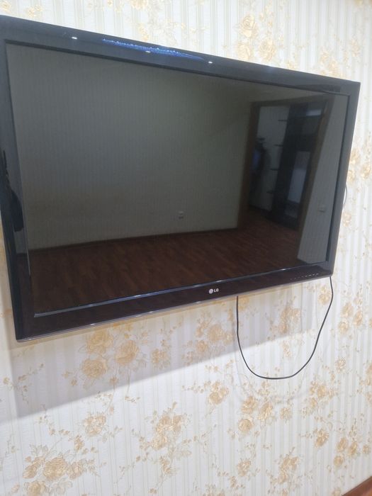 Продам телевизор с кронштейном