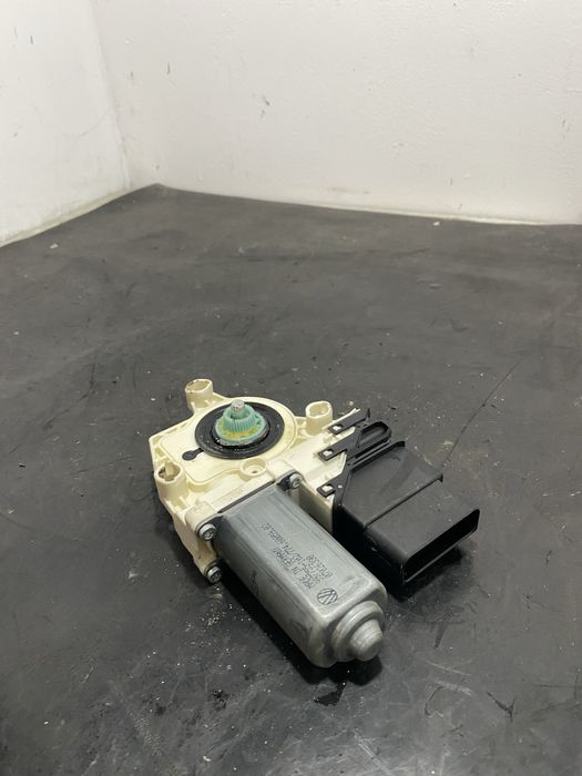 Motoras geam macara dreapta spate Volkswagen Vw Passat B6 1K0959704F