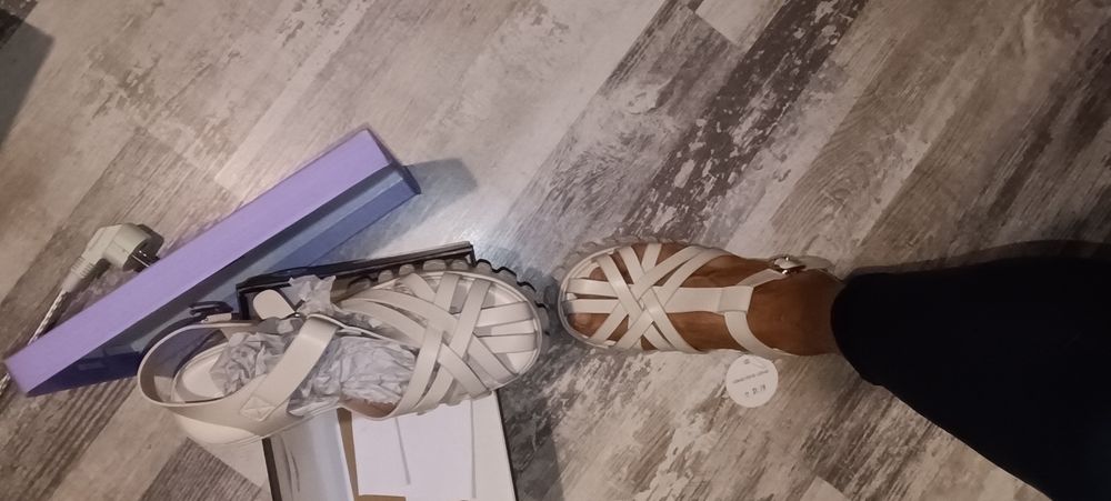 Чехли Guess, кецове Bianki, обувки на ток, сандали