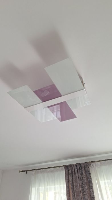 Plafoniera alb cu mov cu doua surse de lumina