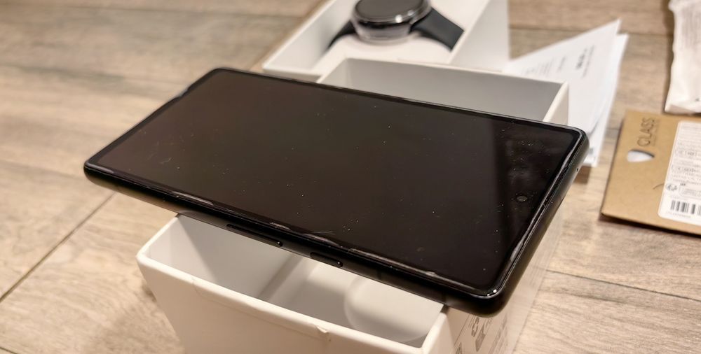 Set telefon Google Pixel 7A și ceas Google Pixel Watch LTE