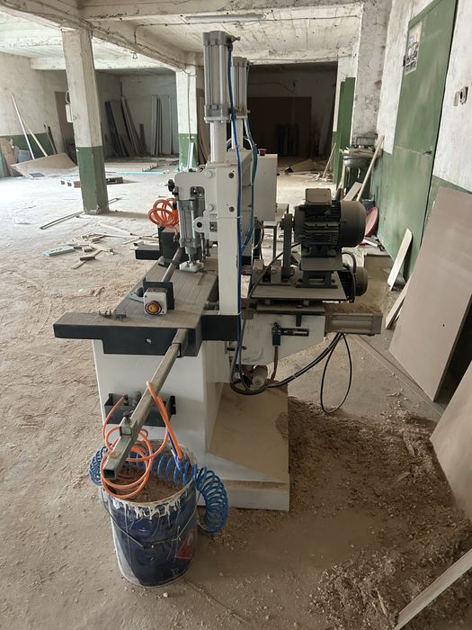 Автоматична машина за пробиване на брави за интериорни врати