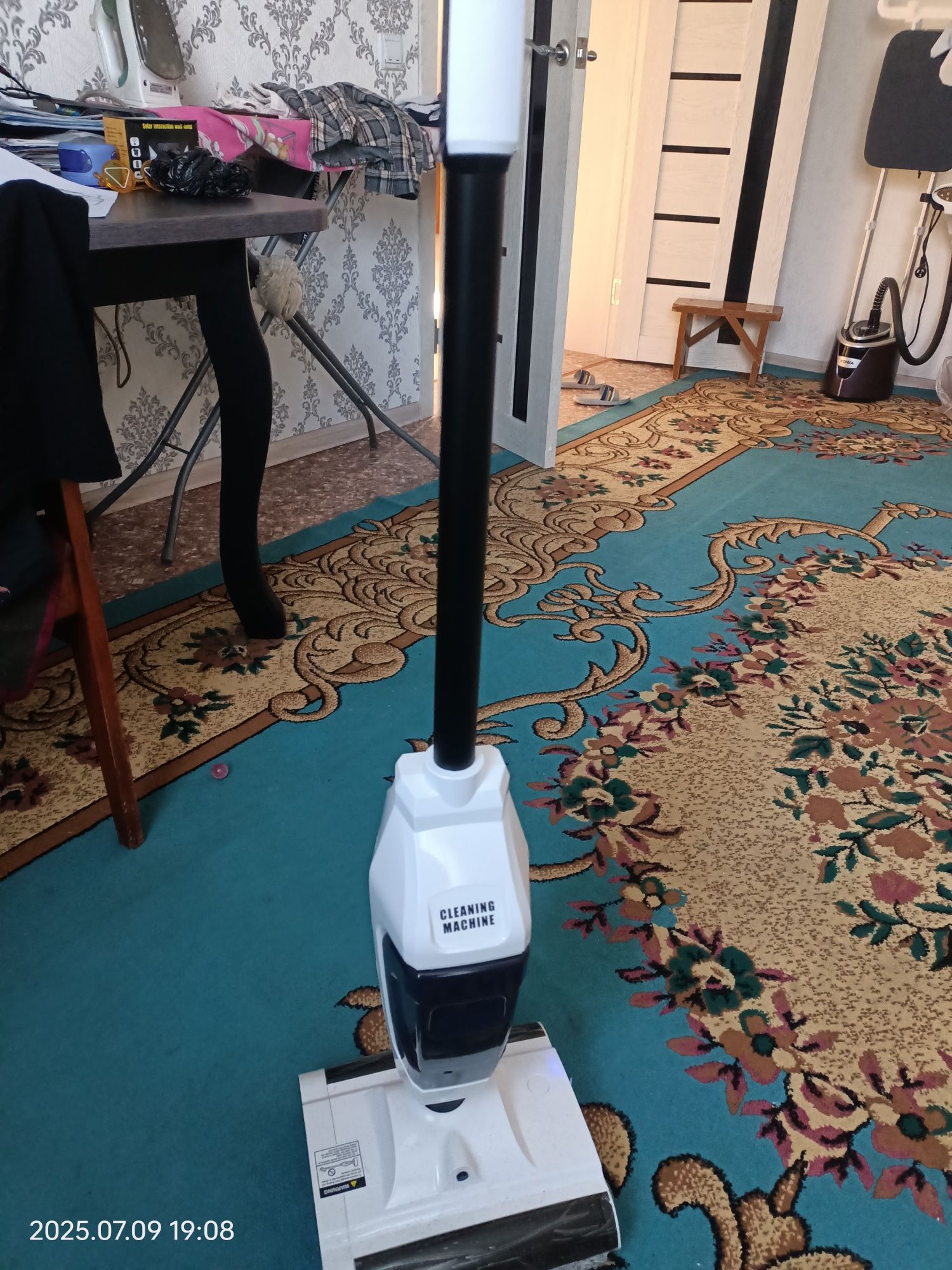 Продам пылесос вертикальный