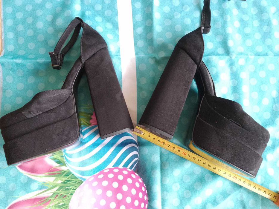 Продавам маркови дамски обувки на висок ток. Не носени.№35 .