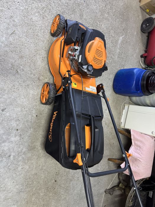 Masina de tuns iarba pe benzina