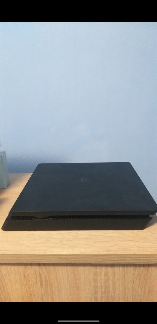 Ps 4 slim 500GB o manetă, 7 jocuri , 2 manete