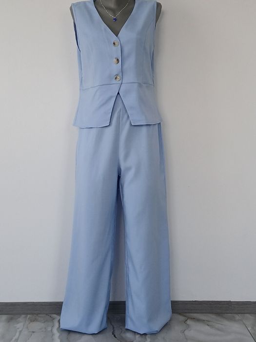 Vând Compleuri de damă L.100 de lei bucata ..