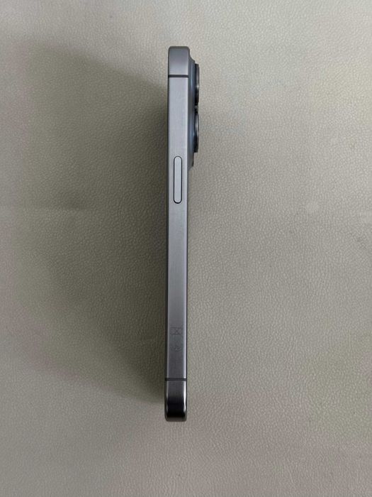 Vând iPhone 15 Pro Titanium, de 256gb, baterie 100%. Stare impecabilă.