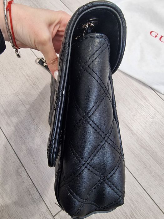 Оригинилна дамска чанта Guess с прахообразна торбичка