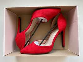 Червени велурени обувки на висок ток
