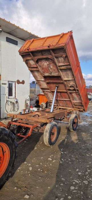 Remorca basculabila trilateral