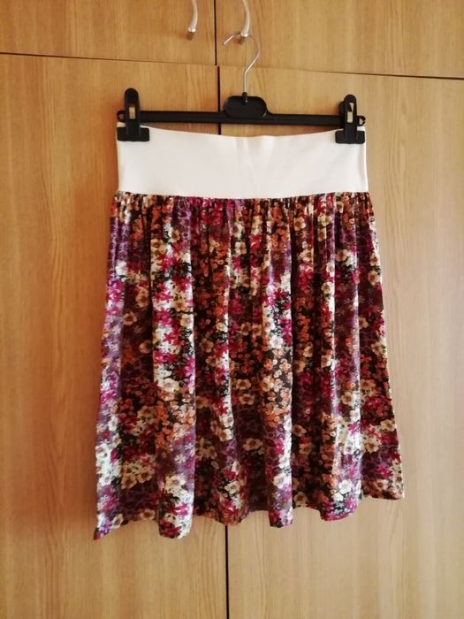 Vând fuste diverse culori