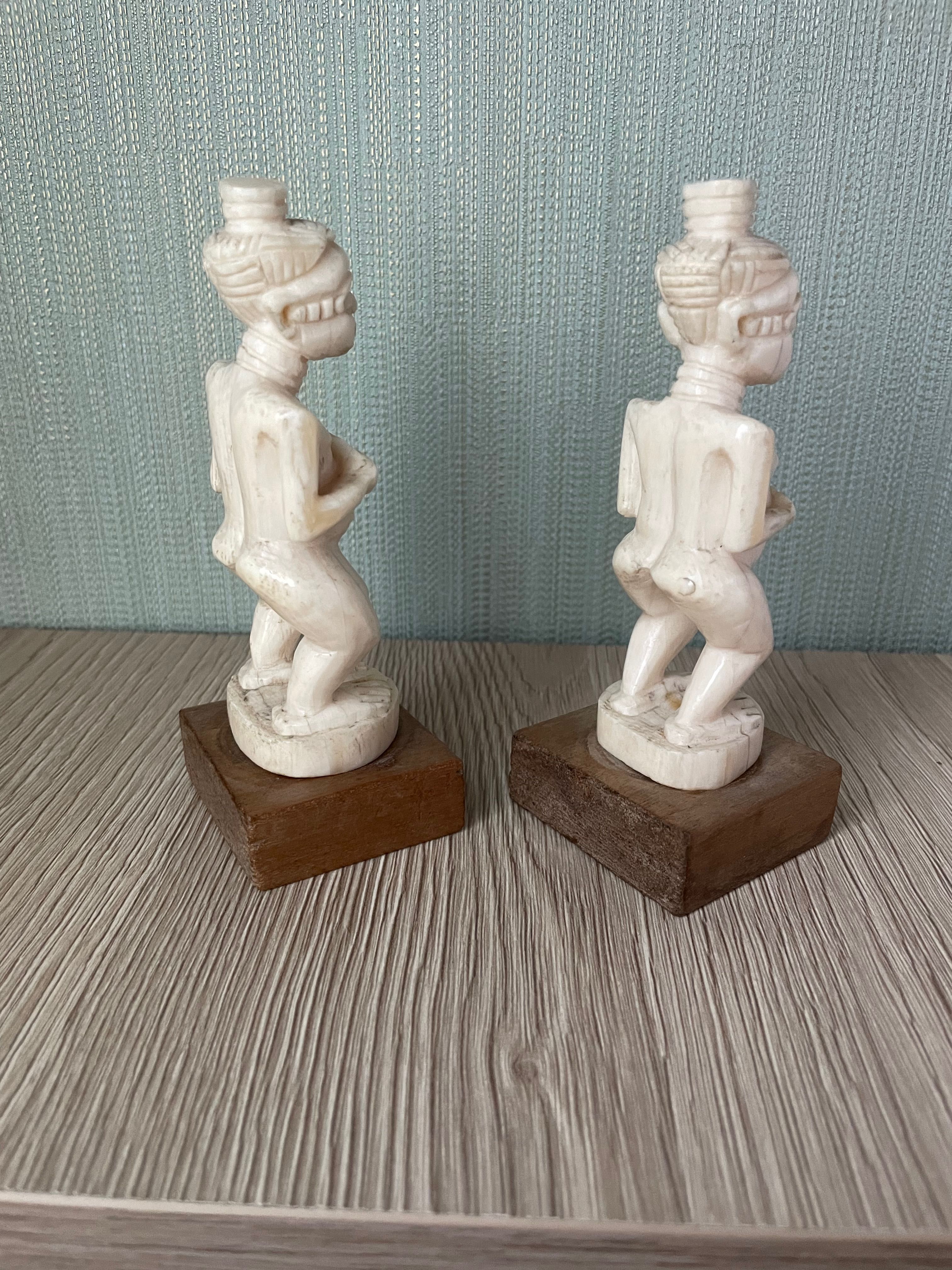 Двойка статуетки от кост