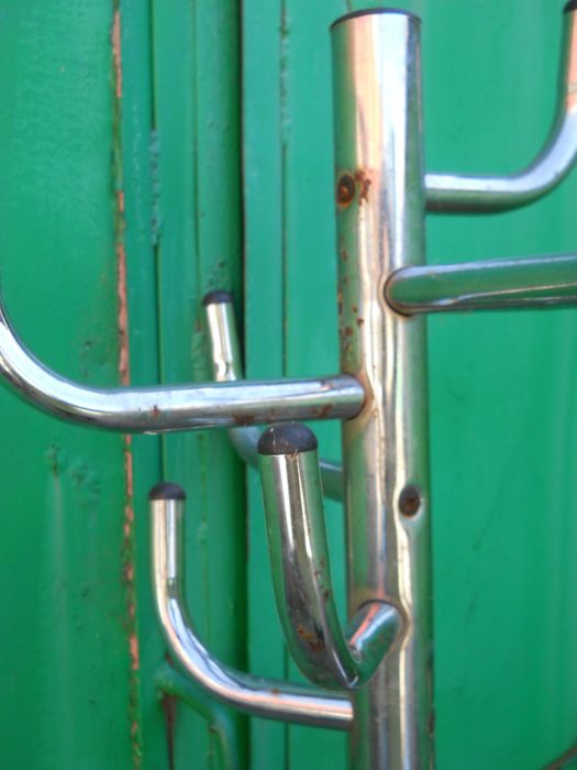 Cuier metalic de podea-necesita reparatii