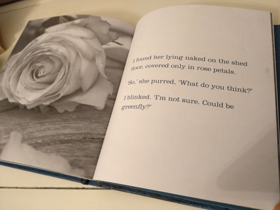 Оригинална английска книга със стотици черно бели снимки и текстове