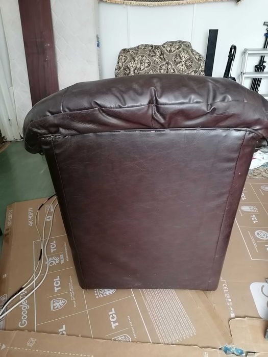 Fotoliu din piele maro, fotoliu din catifea albastru