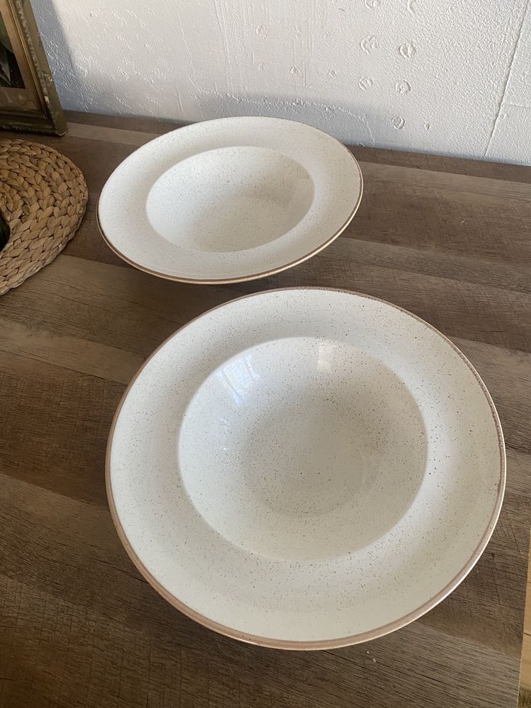 Две порцеланови чиний за паста