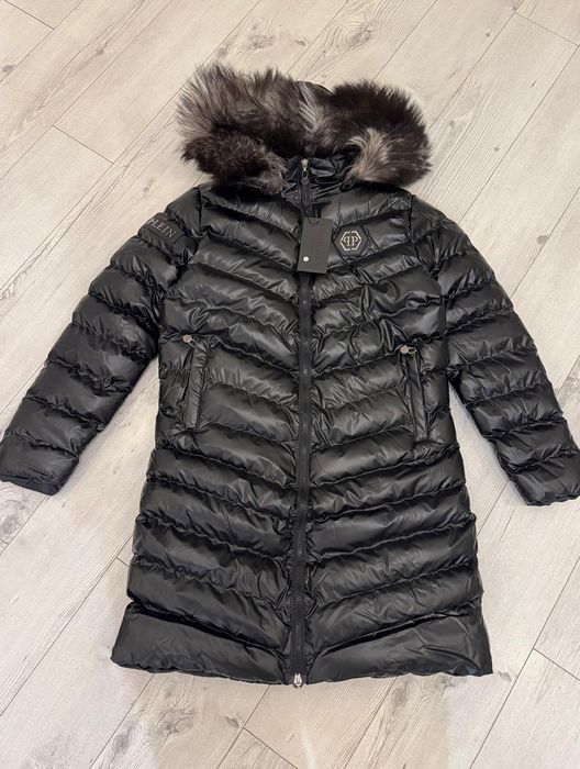 Дамски дълги якета с естествен косъм на качулката.