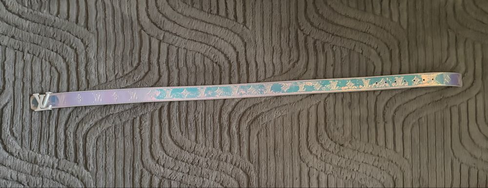 Vand curea lv alba cu accesorii noua