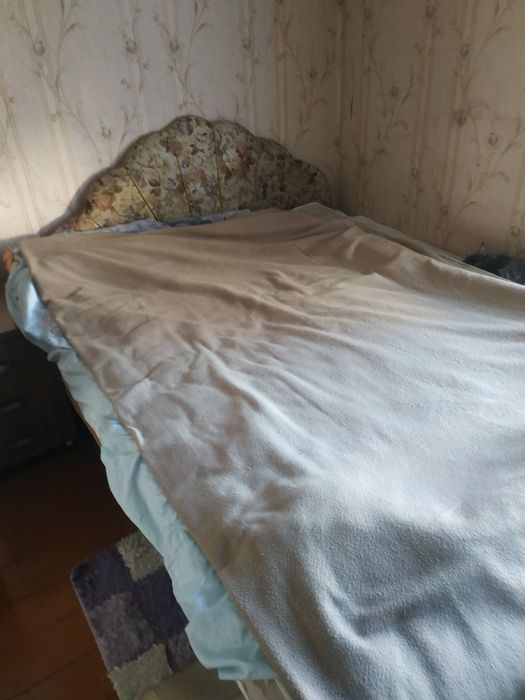 Кровать двуспальная и два матраса