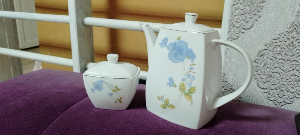 Посуда разная, скатерть