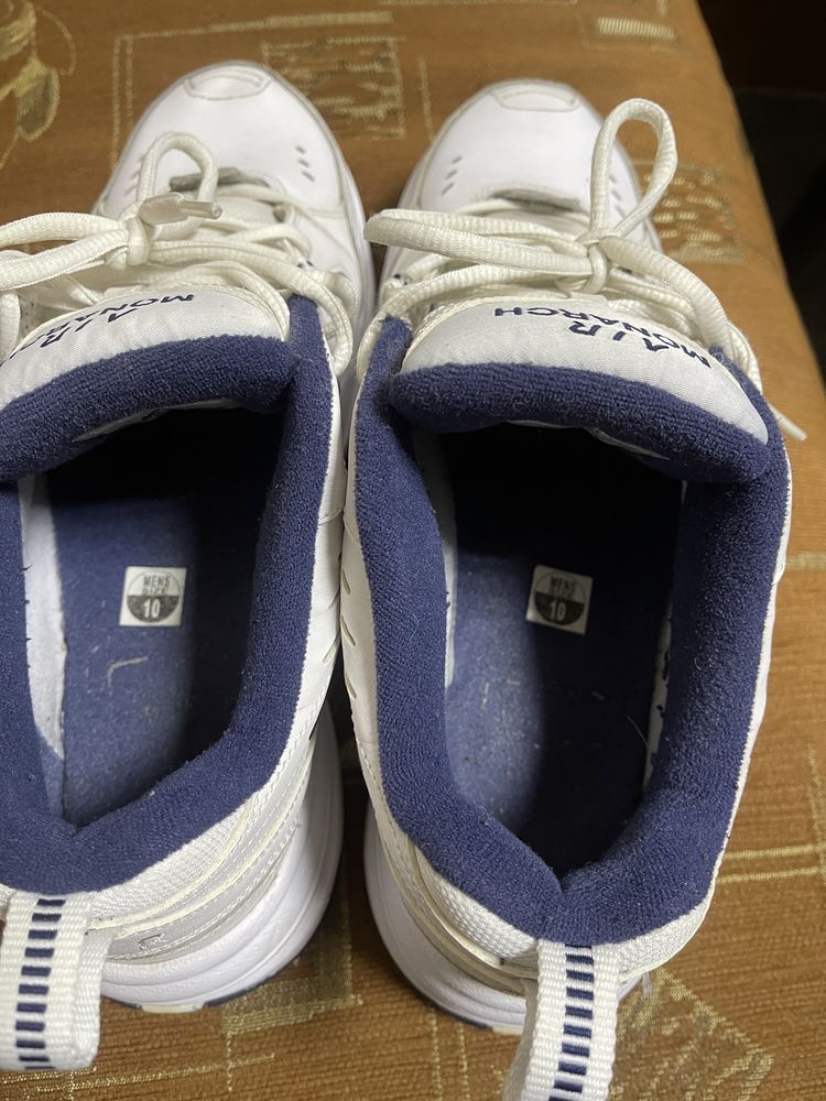 Продавам бели мъжки,кожени маратонки AIR MONARCH NIKE