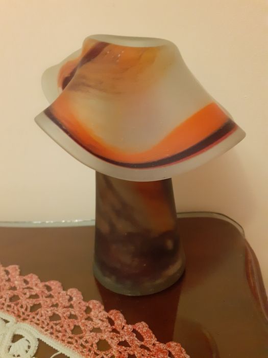 Vază, model deosebit,formă de pălărie,înaltă de 20 cm