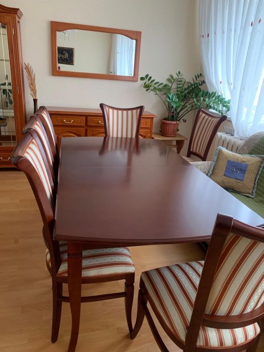 Стол со стульями из натурального дерева