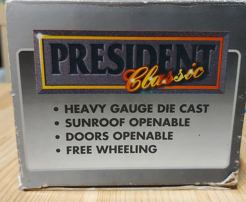 Черна лимузина "President", метал и пластмаса. Цена: 40лв. Дължина 22