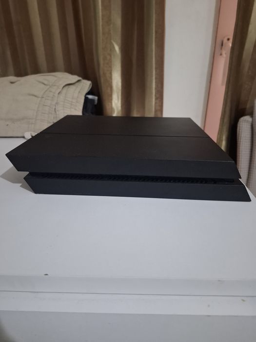Consolă PS4 + 4 Jocuri - Stare Foarte Bună